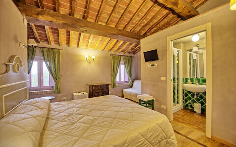 Villa Marginone: Chambre, Pièce, Propriété, Meubles, Plafond, Lit, Bâtiment, Design Intérieur, Drap De Lit, Suite