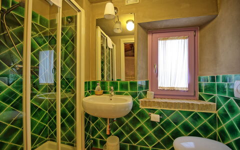 Villa Marginone: Salle De Bains, Pièce, Propriété, Vert, Design Intérieur, Bâtiment, Maison, Tuile, Architecture, Immobilier