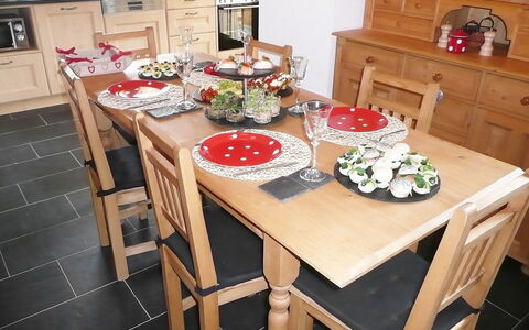 Chalet la Poya: Nappe De Table, Table, Meubles, Pièce, Comptoir, Salle À Manger, Design Intérieur, Brunch, Textile, Linge