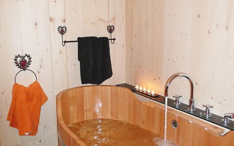 Chalet la Poya: Pièce, Salle De Bains, Évier, Luminaire Plomberie, Tuile, Design Intérieur, Sol, Robinet, Cuisine