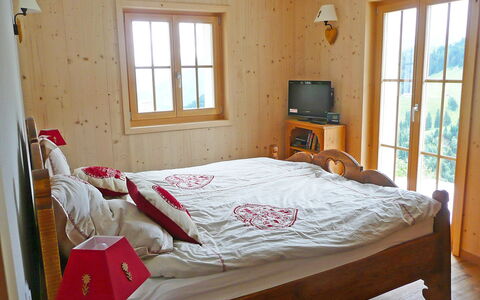 Chalet la Poya: Chambre, Lit, Meubles, Pièce, Drap De Lit, Propriété, Literie, Matelas, Cadre De Lit, Sol