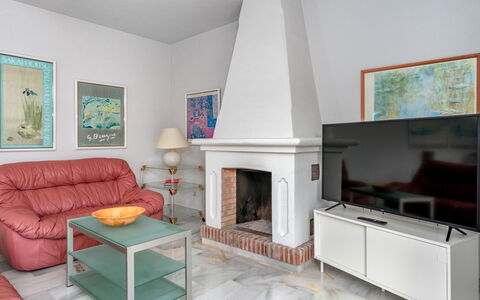 Querida: Ciel, Table, Meubles, Jour, Propriété, Plante, Montagne, Bleu Azur, Chaise, La Nature
