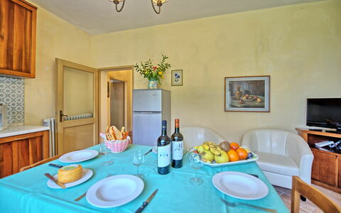 Vittoriana: Pièce, Propriété, Meubles, Table, Jaune, Maison, Petit Déjeuner, Salle À Manger, Bâtiment, Design Intérieur