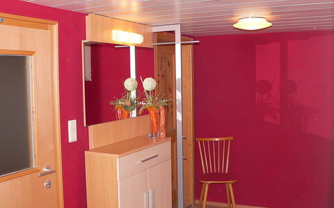 Elsa: Pièce, Plafond, Propriété, Design Intérieur, Rouge, Rose, Meubles, Bâtiment, Maison, Cabinetry