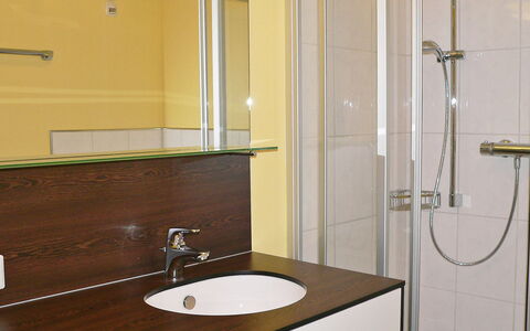 Elsa: Salle De Bains, Pièce, Robinet, Propriété, Tuile, Lavabo, Accessoire Salle De Bain, Luminaire Plomberie, Armoire De Toilette, Mur