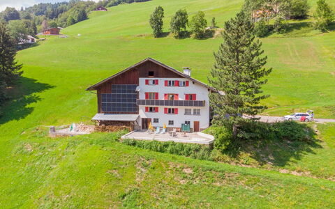 Elsa: Plante, Bâtiment, Nuage, Écorégion, Fenêtre, Vert, Paysage Naturel, Environnement Naturel, Arbre, Maison