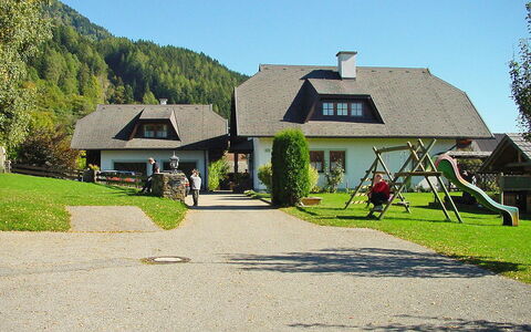 Schnitzer: Ciel, Plante, Bâtiment, Maison, Arbre, Architecture, Lot Terre, Chalet, Fenêtre, Zone Résidentielle