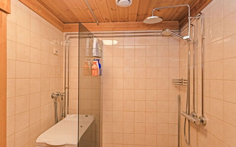 Varilan Lomamajat Nr2: Salle De Bains, Luminaire Plomberie, Sol, Mur, Sol, Design Intérieur, Bois, Plomberie, Douche, Pièce