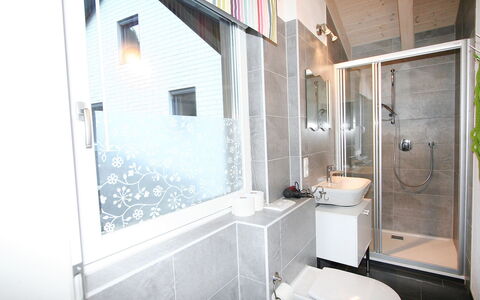 Am Arlberg: Salle De Bains, Propriété, Pièce, Design Intérieur, Maison, Bâtiment, Luminaire Plomberie, Tuile, Architecture, Immobilier