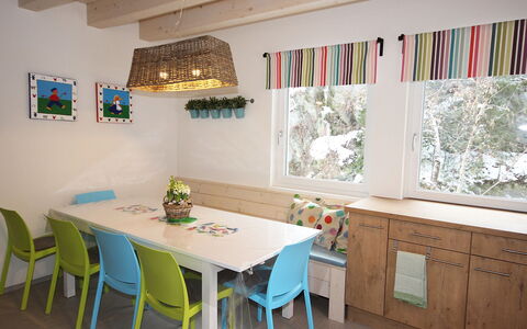 Am Arlberg: Pièce, Meubles, Salle À Manger, Design Intérieur, Propriété, Table, Turquoise, Bâtiment, Plafond, Maison