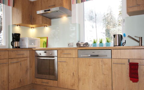 Am Arlberg: Comptoir, Cabinetry, Cuisine, Pièce, Meubles, Propriété, Design Intérieur, Cuisinière, Placard, Sol