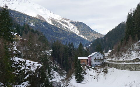 Am Arlberg: Ciel, Neige, Montagne, Nuage, Fenêtre, Pente, Paysage Naturel, Bâtiment, Maison, Arbre