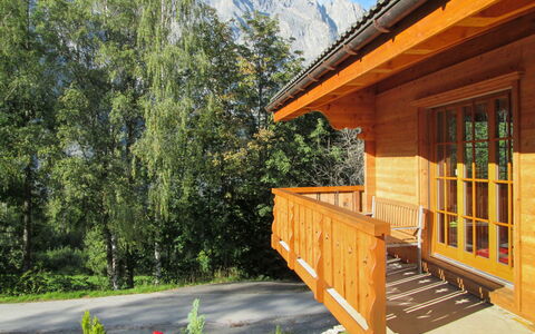 Helene: Plante, Ciel, Bâtiment, Arbre, Bois, Ombre, Pente, Montagne, Chalet, Porche