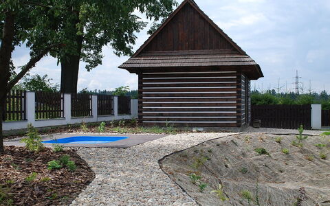 Holetín: Propriété, Maison, Architecture, Cabanon, Bâtiment, Espace Public, Toit, Arbre, Domicile, Lot Terre