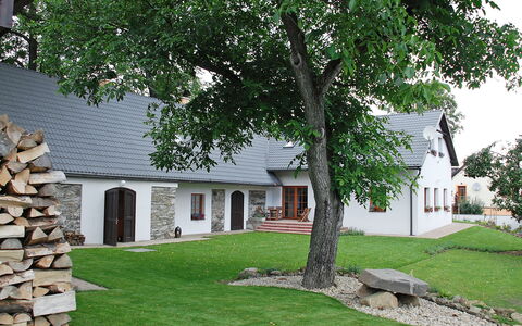 Holetín: Propriété, Maison, Domicile, Bâtiment, Chalet, Mur, Immobilier, Cour, Arbre, Biens
