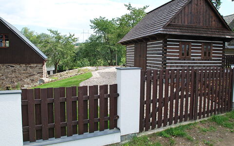 Holetín: Propriété, Clôture, Maison, Accueil Escrime, Bâtiment, Bois, Domicile, Chalet, Cabanon, Immobilier