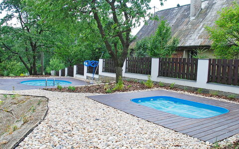 Holetín: Propriété, Pavé, Mur, Maison, Arbre, Herbe, Immobilier, Cour, Zone Résidentielle, Architecture