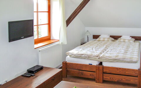 Holetín: Meubles, Propriété, Fenêtre, Table, Confort, Bois, Bâtiment, Design Intérieur, Sol, Sol