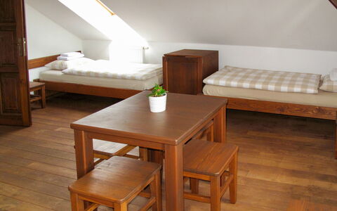 Holetín: Meubles, Table, Confort, Bois, Design Intérieur, Salon, Sol, Sol, Oreiller, Tache De Bois