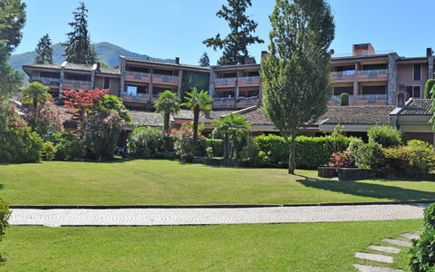 Porto Valtravaglia 200: Ciel, Plante, Propriété, Bâtiment, La Nature, Arbre, Lot Terre, Végétation, Design Urbain, Loisir