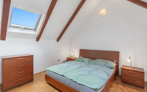 O21: Sol, Lit, Design Intérieur, Chambre, Sol, Bois, Plafond, Meubles, Pièce, Éclairage