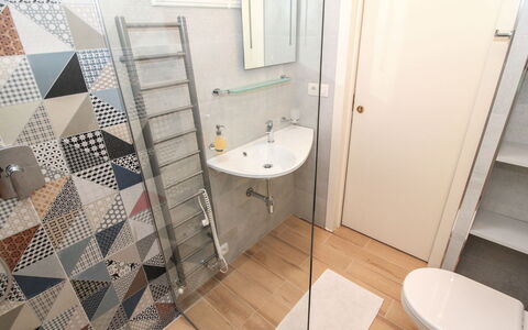 O21: Miroir, Évier, Robinet, Lavabo, Luminaire Plomberie, Salle De Bains, Bâtiment, Design Intérieur, Violet, Bois