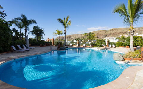 Duplex Bencomo: L'Eau, Ciel, Plante, Propriété, Piscine, Bleu Azur, Arbre, Mobilier De Jardin, Arecales, Ombre