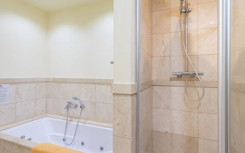 Duplex Bencomo: Baignoire, Luminaire Plomberie, Salle De Bains, Tete De Douche, Douche, Design Intérieur, Sol, Sol, Mur