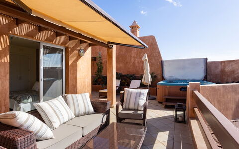 Duplex Bencomo: Ciel, Nuage, Meubles, Bois, Table, Canapé, Ombre, Design Intérieur, Bâtiment, Chalet