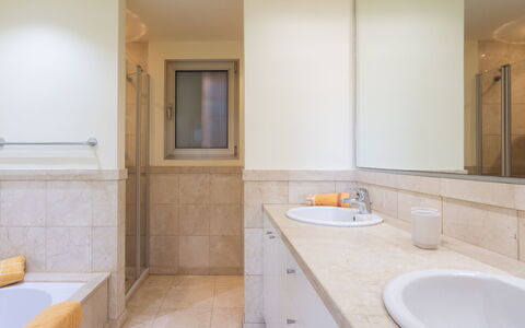 Duplex Bencomo: Propriété, Évier, Robinet, Luminaire Plomberie, Bois, Salle De Bains, Lavabo, Sol, Mur