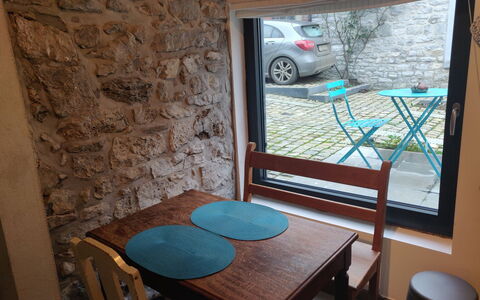 Le Ti' Bauduin: Propriété, Roue, Meubles, Plante, Fenêtre, Table, Bois, Voiture, Design Intérieur