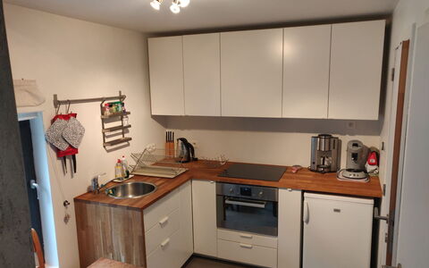 Le Ti' Bauduin: Cabinetry, Propriété, Comptoir, Cuisine, Bois, Électroménager, Éclairage, Tiroir, Évier, Appareil De Cuisine
