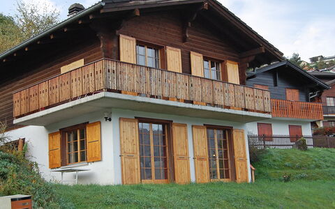 Chalet Enfin: Plante, Bâtiment, Ciel, Propriété, Fenêtre, Nuage, Maison, Lot Terre, Bois, Arbre