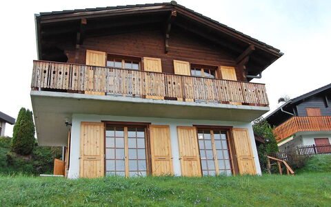 Chalet Enfin: Maison, Propriété, Bâtiment, Domicile, Toit, Lot Terre, Architecture, Immobilier, Herbe, Siding