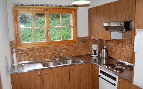 Chalet Enfin: Comptoir, Pièce, Cuisine, Propriété, Cabinetry, Meubles, Évier, Bâtiment, Maison, Dur