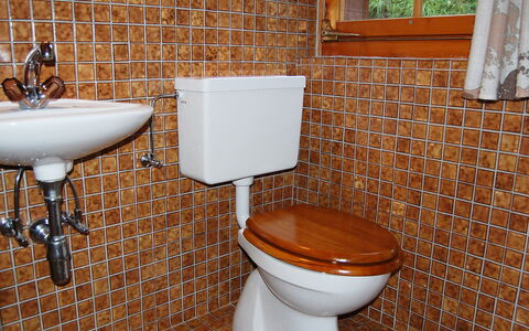 Chalet Enfin: Toilette, Siège De Toilette, Salle De Bains, Tuile, Luminaire Plomberie, Mur, Sol, Propriété, Pièce, Accessoire Salle De Bain
