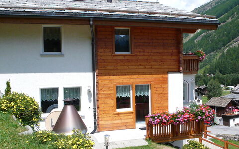 Piccolo: Plante, Bâtiment, Propriété, Fenêtre, Nuage, Maison, Chalet, Ciel, Fleur, Arbre