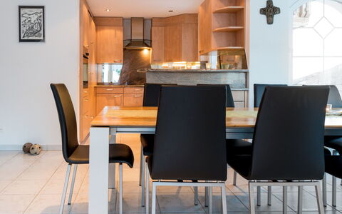 Piccolo: Table, Meubles, Propriété, Comptoir, Chaise, Cabinetry, Bois, Bâtiment, Orange, Architecture