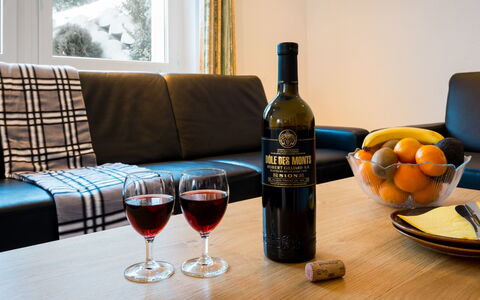 Piccolo: Table, Vaisselle, Aliments, Meubles, Bouteille, Drinkware, Du Vin, Fenêtre, Bar