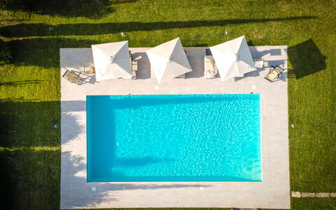 Villa Cassia: Vert, Bleu, Turquoise, Rectangle, Herbe, Bleu Majorelle, Textile, Plante, Piscine, Art
