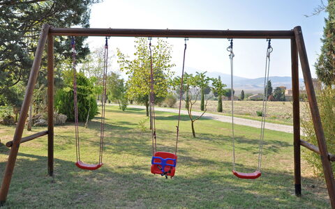 Villa Cassia: Balançoire, Équipement Extérieur Play, Terrain De Jeux, Espace Public, Herbe, Arbre, Ombre, Architecture, Des Loisirs, Jouer