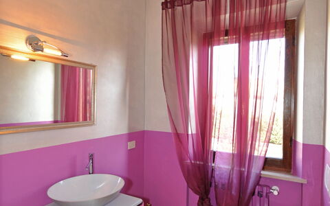 Villa Cassia: Salle De Bains, Pièce, Violet, Propriété, Design Intérieur, Rose, Rideau, Sol, Meubles, Bâtiment