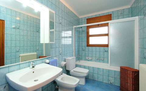 Can Cals: Salle De Bains, Pièce, Propriété, Tuile, Bleu, Design Intérieur, Turquoise, Bâtiment, Luminaire Plomberie, Architecture