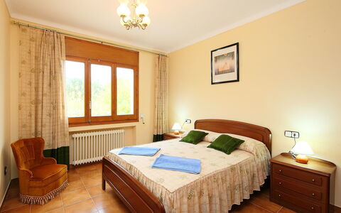 Can Cals: Chambre, Meubles, Lit, Pièce, Propriété, Drap De Lit, Plafond, Cadre De Lit, Design Intérieur, Sol