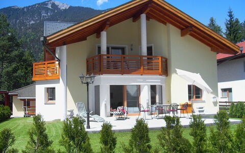 Heidi: Plante, Bâtiment, Ciel, Propriété, Fenêtre, Porche, Maison, Arbre, Nuage, Lot Terre