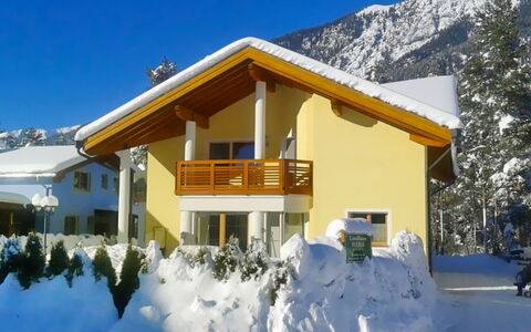 Heidi: Ciel, Neige, Jour, Fenêtre, Bâtiment, Montagne, La Nature, Arbre, Maison, Plante