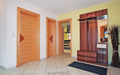 Heidi: Propriété, Pièce, Bâtiment, Porte, Sol, Maison, Immobilier, Design Intérieur, Meubles, Architecture