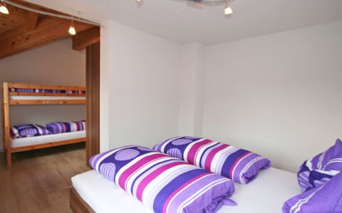 Heidi: Chambre, Pièce, Lit, Meubles, Plafond, Propriété, Literie, Design Intérieur, Drap De Lit, Violet