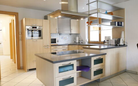 Heidi: Cabinetry, Comptoir, Évier, Robinet, Propriété, Meubles, Evier, Cuisine, Luminaire Plomberie, Bâtiment