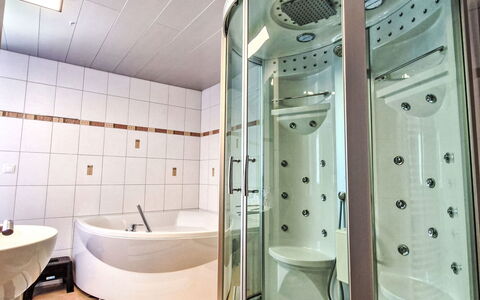 Heidi: Propriété, Luminaire Plomberie, Robinet, Salle De Bains, Baignoire, Évier, Miroir, Violet, Design Intérieur, Sol